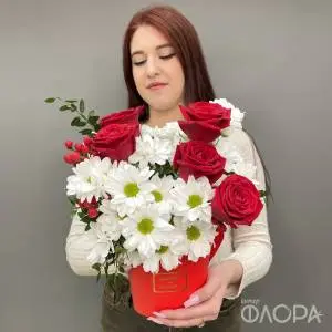 Розы и хризантемы в алой коробке