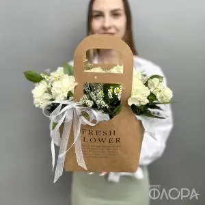 Диантусы в крафтовом пакете