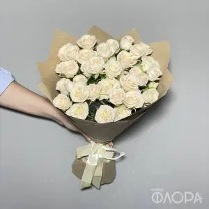 Кремовые кустовые розы в крафте