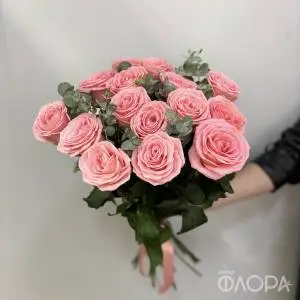 Букет из розовых роз с эвкалиптом