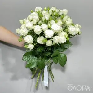 Белые кустовые розы "Беларус" 60 см