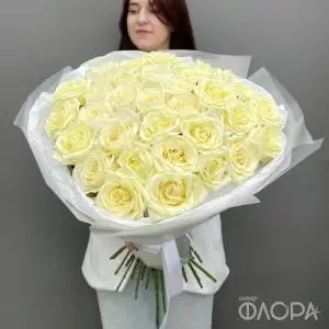 35 белых роз