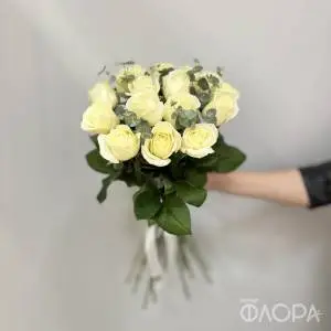 Букет белых роз с эвкалиптом
