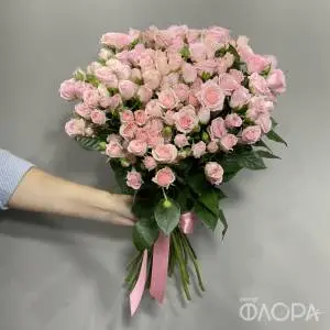 Розовые нежные кустовые розы "Лидия" 60 см
