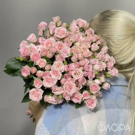 Розовые нежные кустовые розы "Лидия" 60 см