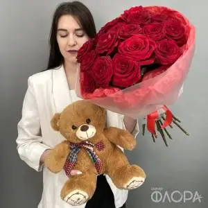 Мишка и алые розы 