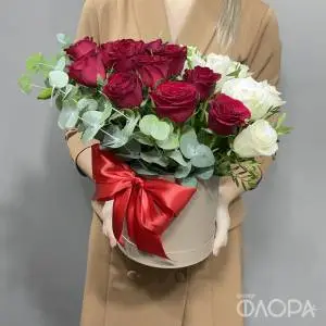 Букет "Виктория" в шляпной коробке