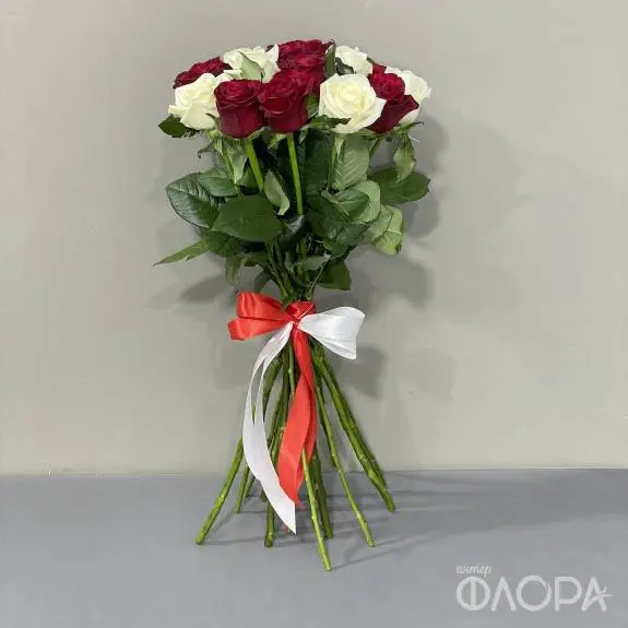 Красные и белые розы, Россия 60 см