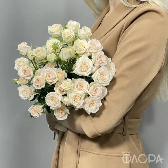 Кремовые кустовые розы "Яна" 60 см