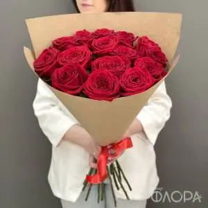 Красные розы в крафте