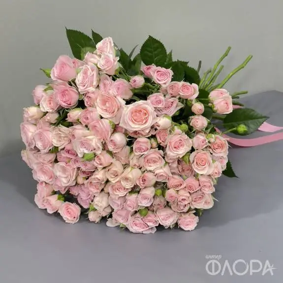 Розовые нежные кустовые розы "Лидия" 60 см