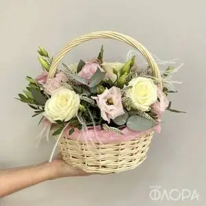 Корзина из нежных эустом и роз