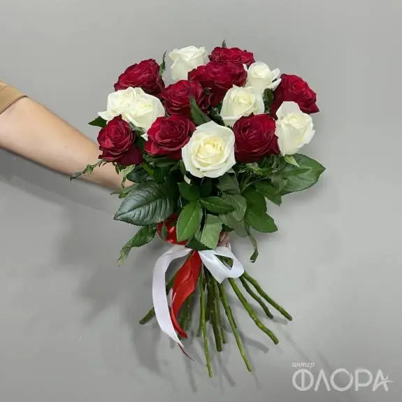 Красные и белые розы, Россия 60 см